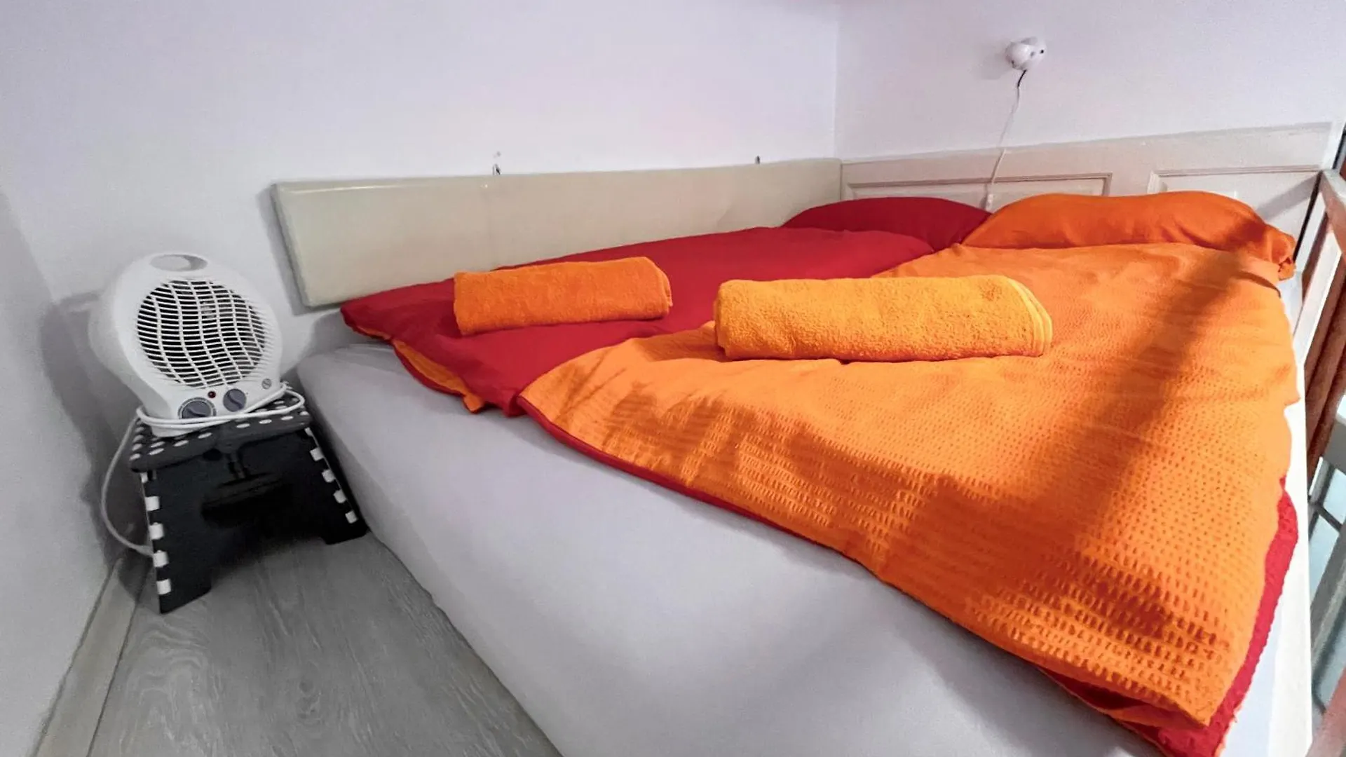 Junior Orange Apartment Next To Danube Budapest